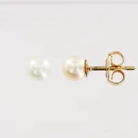 Ett par örhängen, odlad pärla Ø4,5mm/Ø4,7mm, olika nyans, 18K.  Vikt: 1 g