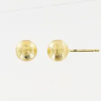 Ett par örhängen, kula Ø5,5mm, något mattad yta, stoppar i gummi, 18K Vikt: 0,4 g
