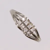 Ring med diamanter 8xca0,02ct, vitguld, stl 18½, bredd 2-6mm, 18K Vikt: 3,2 g