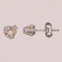 Ett par örhängen med diamanter 2xca0,03ct, vitguld bredd 6mm, 18K Vikt: 1,7 g