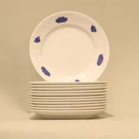 12 assietter, Blå Blom, Gustavsberg, benporslin, reliefdekor i blått, diameter 17,5cm