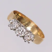 Ring med diamanter 3xca0,22ct stl 16¾ bredd 3-4mm, Göteborg något otydliga stämplar troligen E8= 1931, möjligen omgjord, svag gravyr, 18K Vikt: 3,5 g