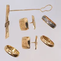Diverse guld, delvis defekt, gravyr, en ring med ytterdel i silver, 18K  Vikt: 34 g