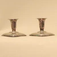 Ett par ljusstakar, höjd 6,2cm Ø 9,5cm, Finland 1961, fylld botten samt bottenplatta i metall, silver 813/1000  Vikt: 190,7 g