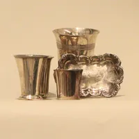 Diverse silver, 4 bägare samt nålfat 18/1900-tal, silver 830/1000  Vikt: 235,1 g