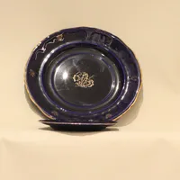 Fruktfat samt Assiett Rörstrand, Ø21cm och Ø33cm, koboltblå glasyr samt guldbemålad, små glasyrsprickor, omkring 1900-talets mitt, bruksslitage Skickas med paket.