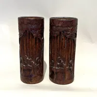 Ett par vaser i snidad Bambu, Kina, höjd 23cm,  1900-talets första hälft, snarlik dekor, med slitage och torrspricka 