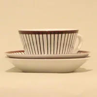 Kopp samt 2 assietter ur serien "Spisa Ribb", formgiven av Stig Lindberg för Gustavsberg, assiett Ø ca 15cm, kopp Ø10,5cm, höjd ca 5cm, benporslin, smärre bruksslitage 