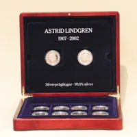 14 Mynt, till minne av Astrid Lindgren (1907-2002), dekor av olika karaktärer ur Astrid Lindgrens sagor, utgivna av Myntverket Moneta, maximal upplaga om 30 000 exemplar vardera, diameter 38,6mm, schatull och certifikat medföljer, silver 999/1000, 378g Vikt: 378 g