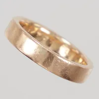 Ring, stl 20¾, bredd 4,95mm, gravyr, 18K  Vikt: 10,8 g
