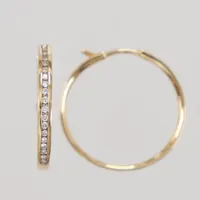 Ett par örhängen med diamanter 36x ca 0,005ct, ca Ø 20mm, GHA, 18K Vikt: 4 g