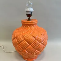Bordslampa, Kostka Frankrike, 1980tal, ref T202, aprikosfärgad keramik, höjd 33cm, Ø 81cm, funktionstestad, utan lampskärm Skickas med postpaket.