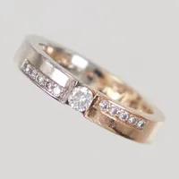 Ring, diamanter 1x ca 0,16ct + 10x ca 0,01ct, totalt 0,26ctv enligt gravyr, stl 18, bredd 4mm, gravyr, gul/vitguld, CLASSIC 18K Vikt: 7,6 g