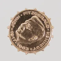 Ring, stl 18¾, myntliknande klack, John F Kennedy 1917.1963, Ø 21,6mm, 14K   Vikt: 8,3 g