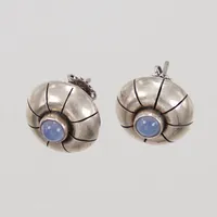 Ett par örhängen, 2 cabochonslipade blå/lila stenar, Ø 15mm, skruv stift, YW år 1956, Silver 800/1000   Vikt: 4,8 g