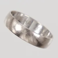 Ring, stl 19, bredd 5,1mm, gravyr, vitguld, CLASSIC 18K  Vikt: 3,8 g