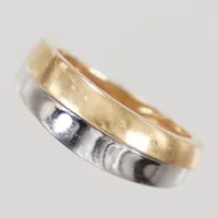 Ring, stl 18½, bredd 7,3mm, vit/gulguld, repig, 18K  Vikt: 5,9 g