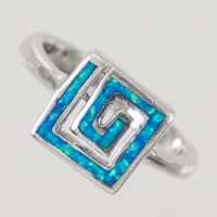 Ring stl 17¾, bredd 3-10,5mm, blå stenar, silver Vikt: 3,8 g