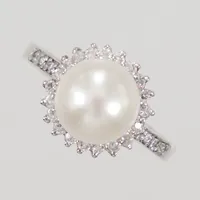 Ring, pärla och vita stenar, stl 18½, bredd 2,4-11,5mm, 925/1000 silver Vikt: 3,3 g