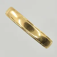 Ring, stl 19¼, skenans bredd 4 mm, gravyr, 18K. Vikt: 4,5 g