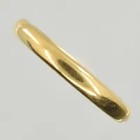 Ring, stl 19, skenans bredd 3 mm, gravyr, 18K.  Vikt: 3,7 g