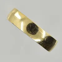 Ring, stl 20¼, bredd 5 mm, 18K. Vikt: 2,7 g