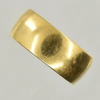Ring, stl 15, bredd 7 mm, gravyr, Schalins, 18K. Vikt: 6,3 g
