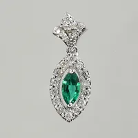 Hänge med grön glassten samt diamanter ca 0,20ctv, längd 17 mm, bredd 7 mm, vitguld, 18K. Vikt: 1,4 g