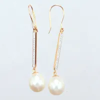 Ett par örhängen med pärlor, 4,5cm, 18k  Vikt: 3,8 g