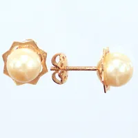 Ett par örhängen, Ø7,80, oäkta pärlor, skruvlås, 1,7cm, 18k  Vikt: 3,2 g
