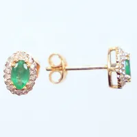 Ett par örhängen, diamanter 36x0,005ct, smaragder, Ø7,8mm, längd 1,5cm, 18k  Vikt: 1,5 g