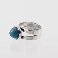 Ring blå konformad sten med en vit rand, stl ca 17mm, Janson Guldvaru Ab Victor Lindesberg 1966, silver  Vikt: 5,2 g