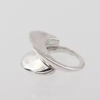 Ring, stl ca 17mm, ostämplat silver Vikt: 13,9 g