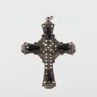 Hänge kors med svarta stenar varav en skadad och markasiter, höjd ca 4,5 cm, silver ostämplat Vikt: 6,5 g