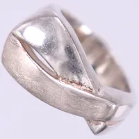 Ring, stl: 18¾, bredd: 5-13mm, 925/1000, silver Vikt: 12,3 g