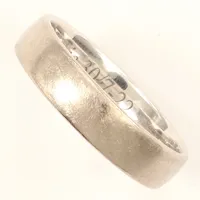 Ring, stl 19, bredd 5mm, vitguld, gravyr, repor, 18K  Vikt: 6,3 g