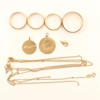 Diverse smycken, fyra ringar, två hängen, två kedjor, ett lås, gravyr, defekt, 18K  Vikt: 29,4 g