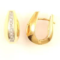 Ett par örhängen med diamanter ca 16 x0,01ct, längd ca 16mm, bredd ca 5-8mm, 18K  Vikt: 9,7 g