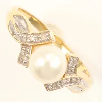 Ring, diamanter 0,05ct enligt gravyr, pärla, stl 18½, bredd 8,7mm, GHA, 18K  Vikt: 4,3 g