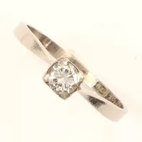 Ring vitguld med diamant 0,28 enligt gravyr, stl 17, bredd ca 4,3mm, 18K Vikt: 2 g