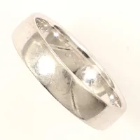Ring, slät, stl19½, bredd 5mm, vitguld, gravyr, 18K  Vikt: 6,5 g