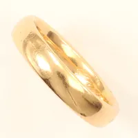 Ring, slät, stl 20½, bredd 5mm, gravyr, 18K Vikt: 10,6 g