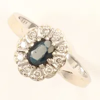 Ring, carmosé, diamanter 0,20ct enligt gravyr, blå sten troligen safir, vitguld, stl 18½, bredd 11,8mm, 18K  Vikt: 3,4 g
