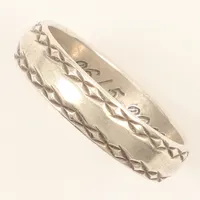 Ring mönsterdekor, stl 14¾, gravyr, 925/1000 silver  Vikt: 1,9 g