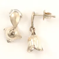 Ett par örhängen, längd 18mm, bredd ca 8mm, ostämplade, silver, omaka stoppers i vit metall Vikt: 1,6 g