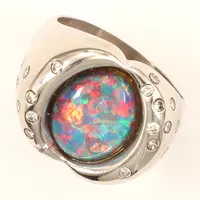 Ring med opal och diamanter ca 22x 0,01, flertal indikerar på synteter, vitguld, stl 18, bredd ca 16mm, 18K Vikt: 12,6 g