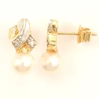 Ett par örhängen, diamanter 4x ca 0,001ct, pärlor, längd ca 14mm, bredd ca 3-7mm, 18K  Vikt: 2,5 g