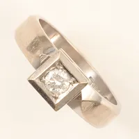 Ring, diamant ca 1x 0,10ct, vitguld, stl 14¼, bredd ca 5,4mm, Bims Guldsmide Ab år 1977, 18K Vikt: 3,9 g