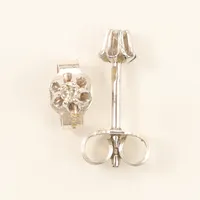 Ett par örhängen med diamanter 2 x ca 0,01-0,02ct, vitguld, stopp i silver, 18K Vikt: 0,8 g