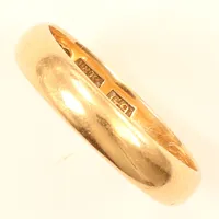Ring, slät, stl 19½, bredd 4,5mm, gravyr, 18K  Vikt: 4,4 g